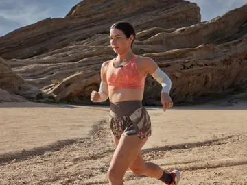 Mujer corriendo con sujetador deportivo de sujeción alta Mujer corriendo con sujetador deportivo de sujeción alta