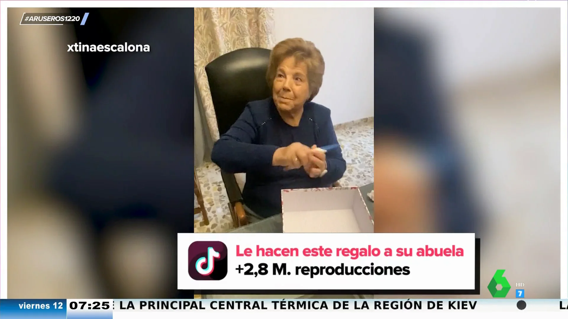 Le regala a su abuela un test de embarazo positivo... pero ella no sabe lo que es: "¿Es un termómetro? ¿Es picardía?"