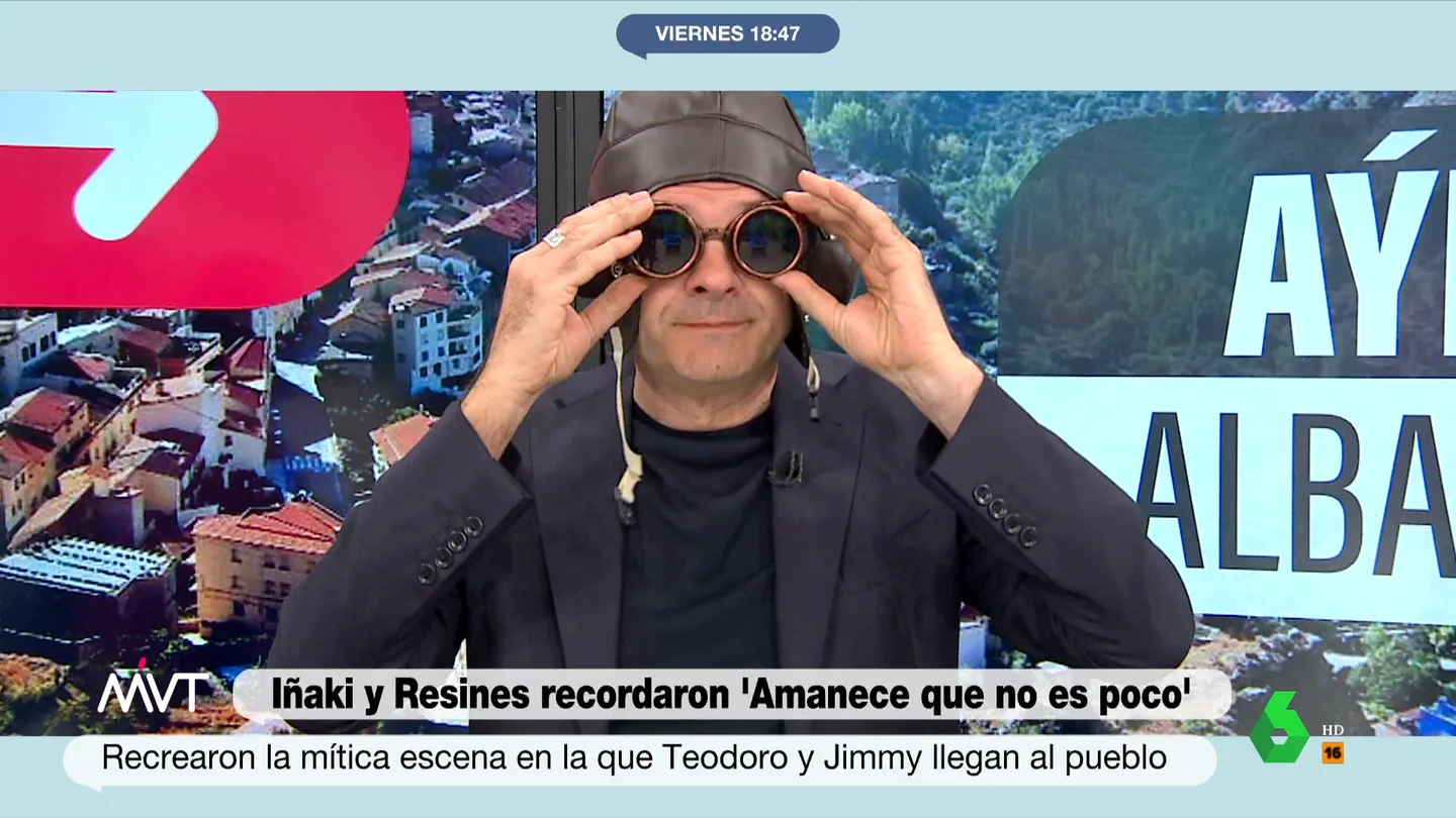 La cómica imagen de Iñaki López con el casco de Amanece que no es poco La cómica imagen de Iñaki López con el casco de Amanece que no es poco