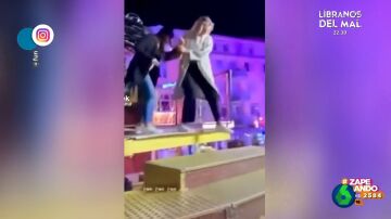 Una joven se precipita por las escaleras de salida de una atracción en una feria