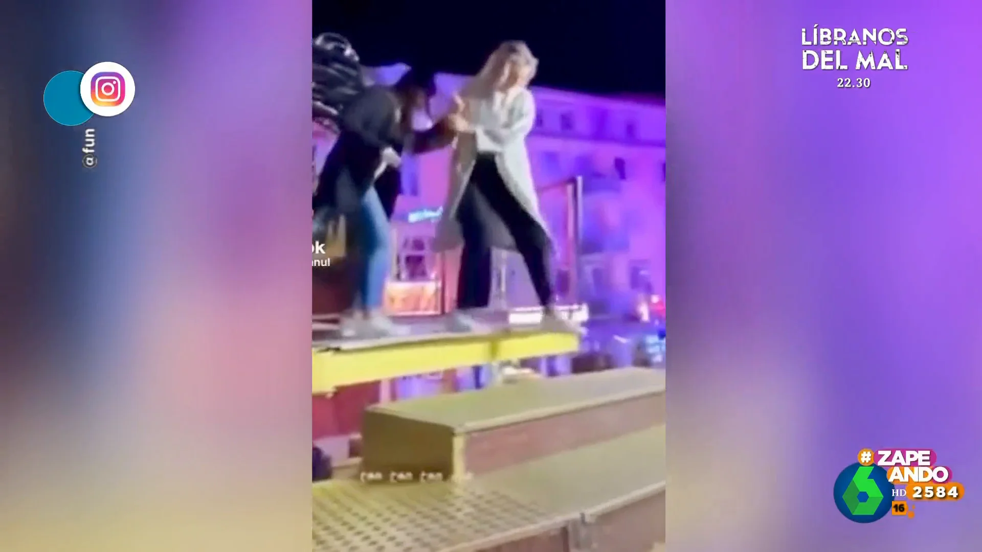 Una joven se precipita por las escaleras de salida de una atracción en una feria