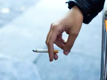 Una persona fumando un cigarrillo. 