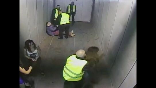 El lamentable v&iacute;deo de c&oacute;mo la seguridad obliga a volver al Madrid Arena a los que hu&iacute;an de la multitud antes de la avalancha