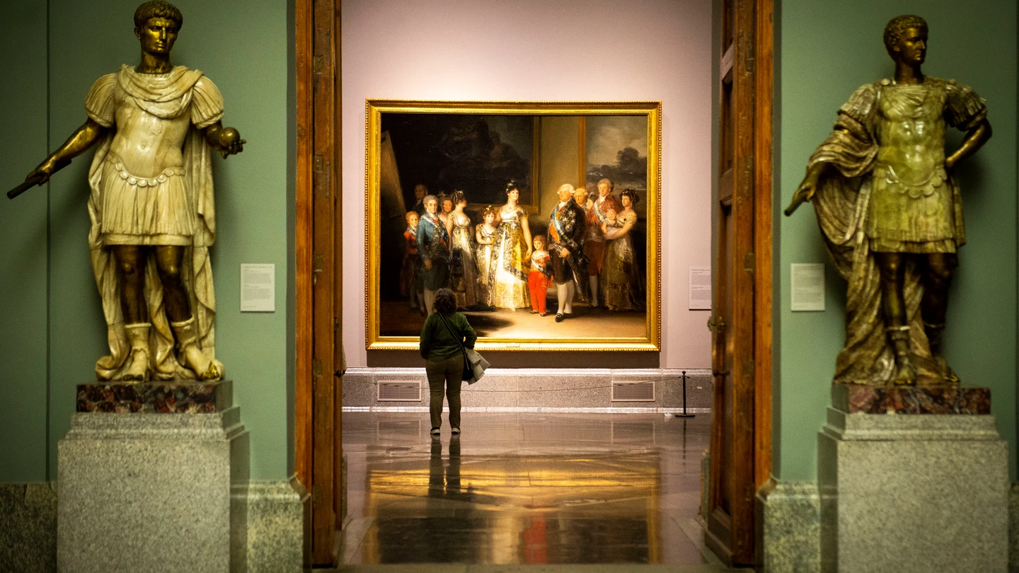 Imagen de archivo de una persona observando el cuadro de la familia de Carlos IV de Goya en el Museo del Prado Imagen de archivo de una persona observando el cuadro de la familia de Carlos IV de Goya en el Museo del Prado