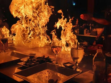 Fuego en la cocina de un restaurante