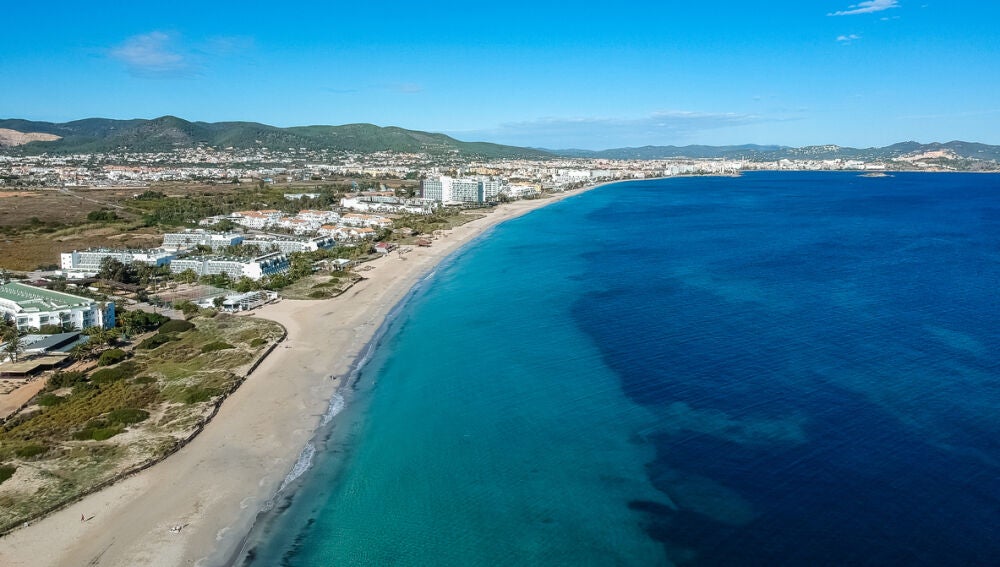 El paraíso de Ibiza que está en playa d’en Bossa y es ideal para unas vacaciones en familia