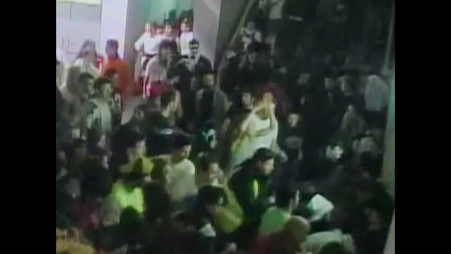 ¿Qué pasó en el Madrid Arena? El vídeo que resume en pocos minutos la tragedia que mató a cinco chicas ¿Qué pasó en el Madrid Arena? El vídeo que resume en pocos minutos la tragedia que mató a cinco chicas