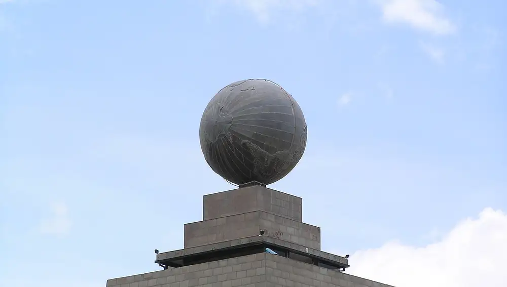 Detalle del Monumento a la Mitad del Mundo, en Quito (Ecuador)or)