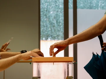 Una persona mete su voto en una urna vota en el Centro de Formación Rodrigo Giorgeta. Una persona mete su voto en una urna vota en el Centro de Formación Rodrigo Giorgeta.