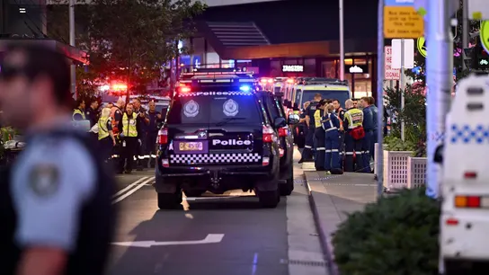Los servicios de emergencia acuden al centro comercial atacado en Sydney, Australia Los servicios de emergencia acuden al centro comercial atacado en Sydney, Australia