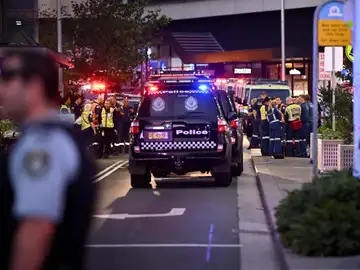 Los servicios de emergencia acuden al centro comercial atacado en Sydney, Australia