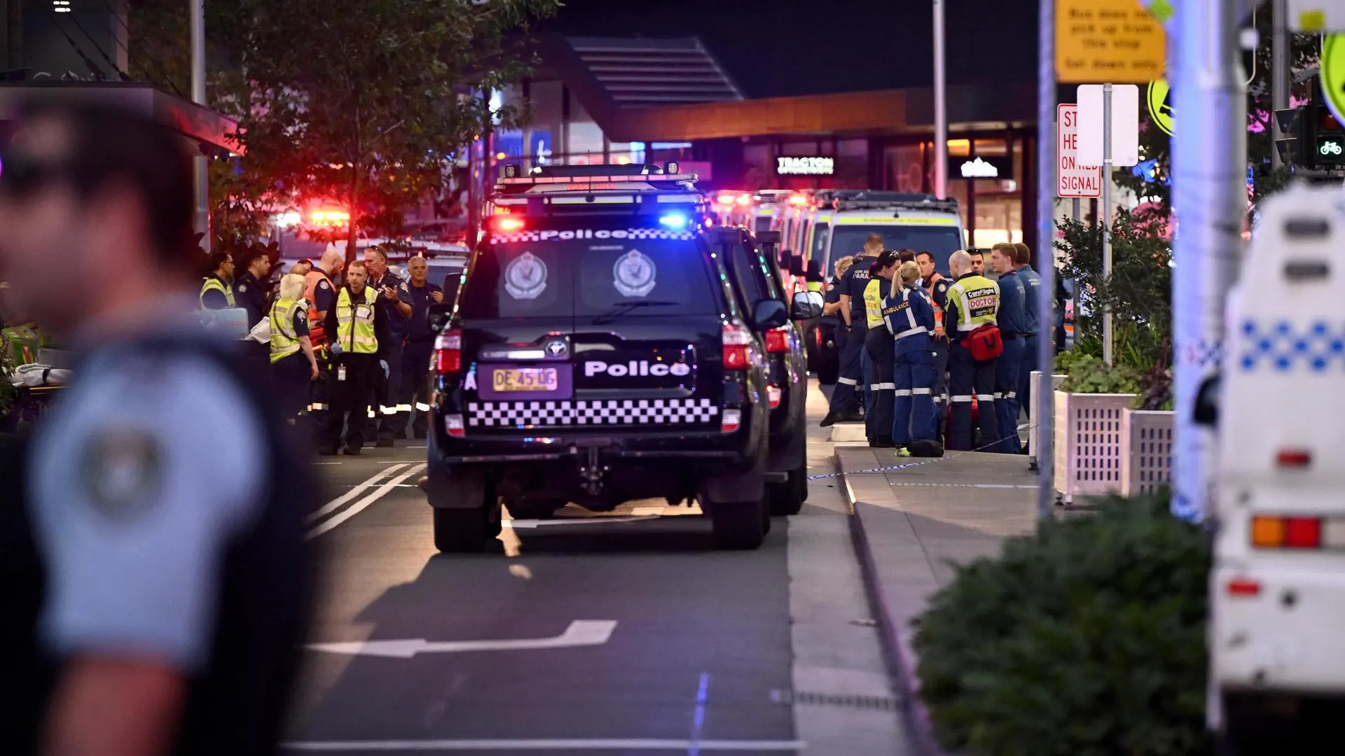 Los servicios de emergencia acuden al centro comercial atacado en Sydney, Australia