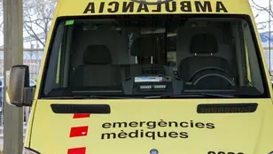 Imagen de archivo de una ambulancia en Cataluña