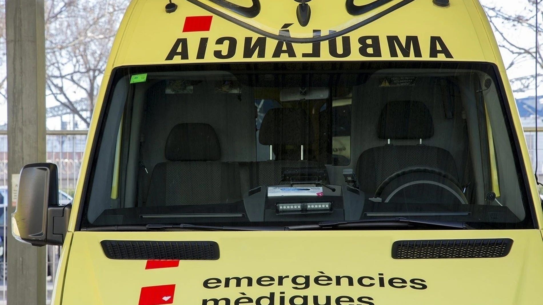 Imagen de archivo de una ambulancia en Cataluña