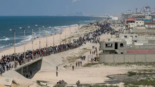 Palestinos desplazados que huyeron del norte de la franja de Gaza. Palestinos desplazados que huyeron del norte de la franja de Gaza.