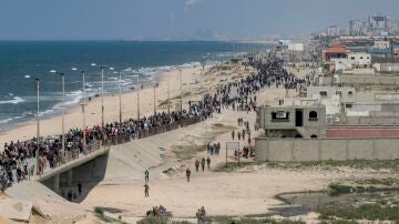 Palestinos desplazados que huyeron del norte de la franja de Gaza.