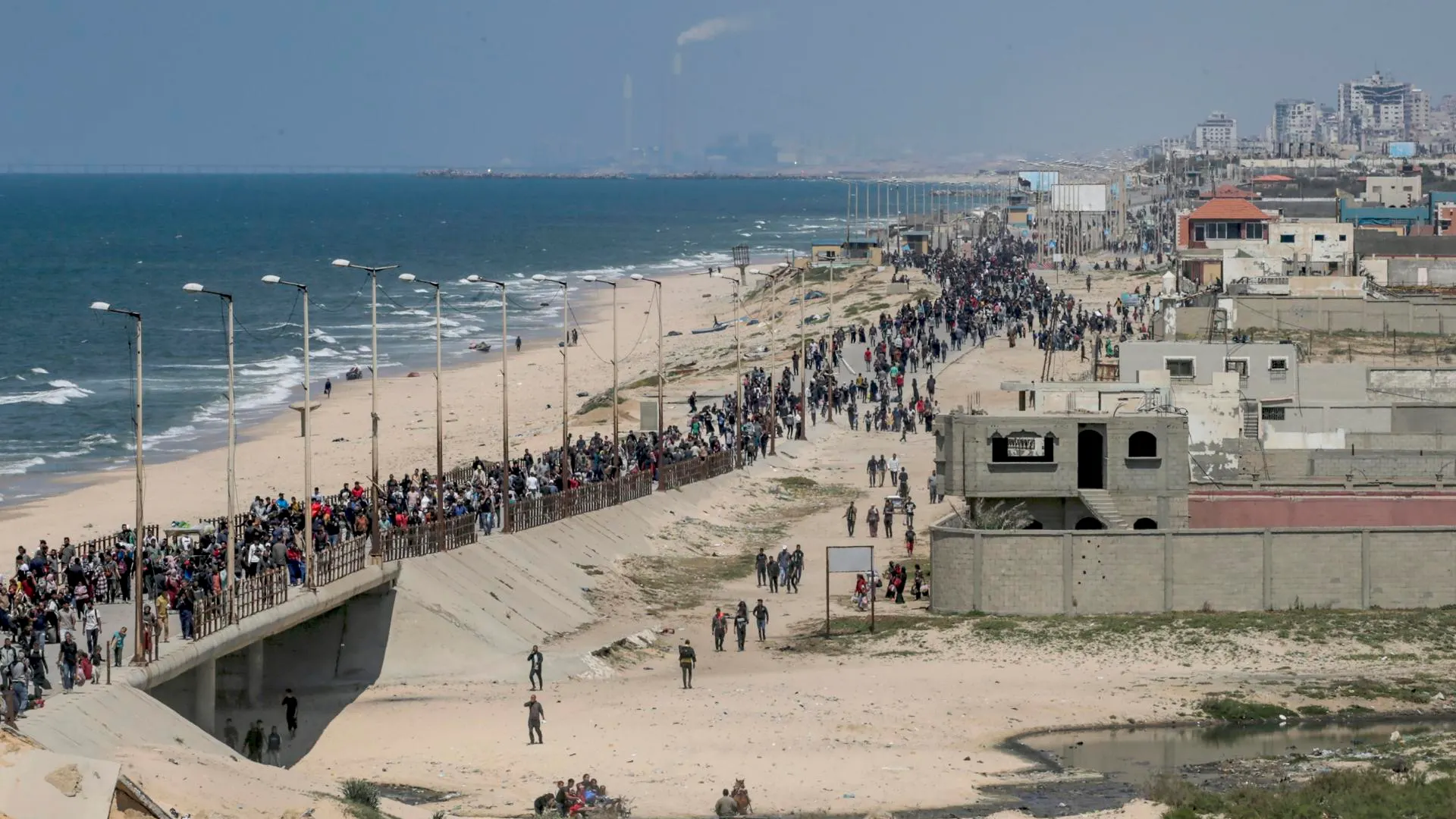 Palestinos desplazados que huyeron del norte de la franja de Gaza.