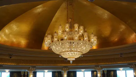 Lámpara de araña en el Hotel Burj Al Arab, en Dubái Lámpara de araña en el Hotel Burj Al Arab, en Dubái