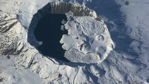 Lago Nemrut en el cráter del volcán visto desde el espacio Nemrut en el cráter del volcán visto desde el espacio