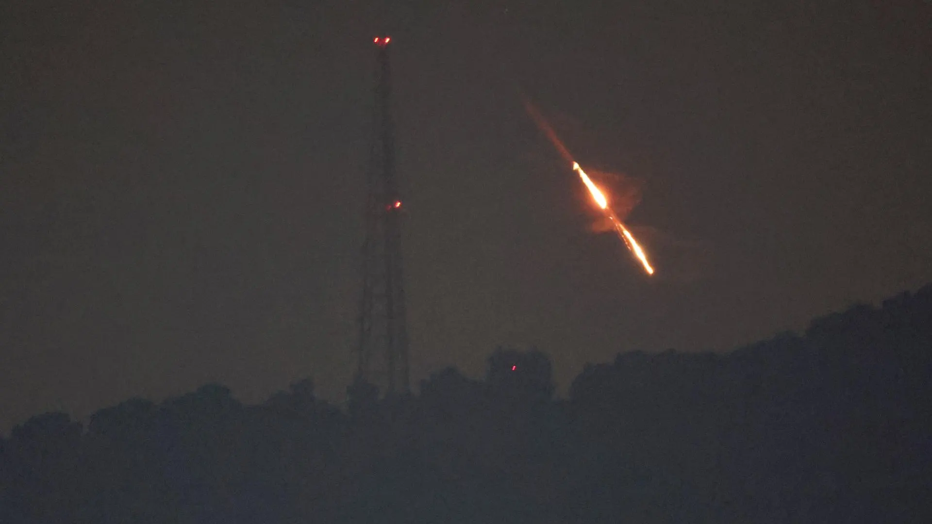 Drones o misiles compitiendo por objetivos en lugares no revelados en el norte de Israel