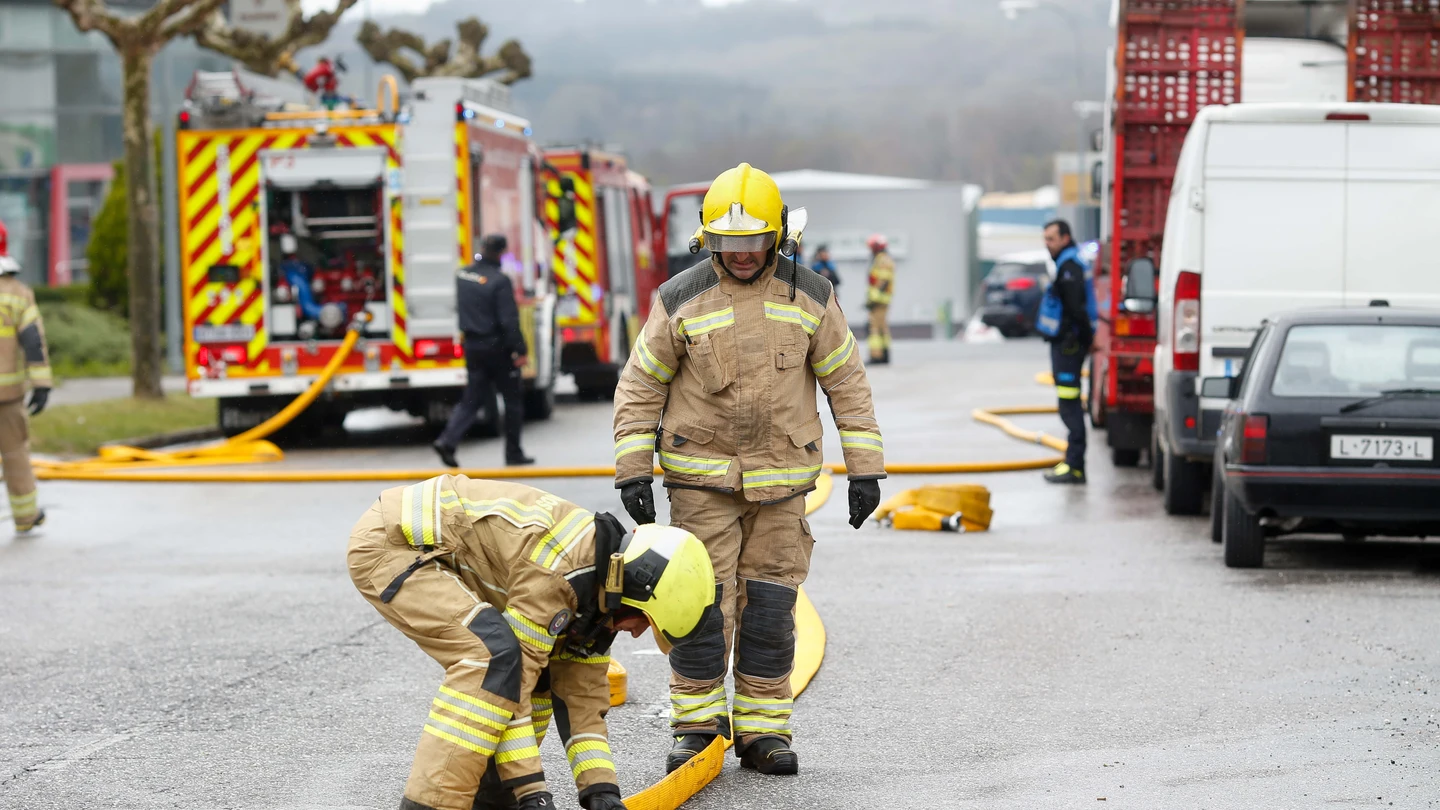 Dos bomberos de Lugo en una imagen de archivo. Dos bomberos de Lugo en una imagen de archivo.