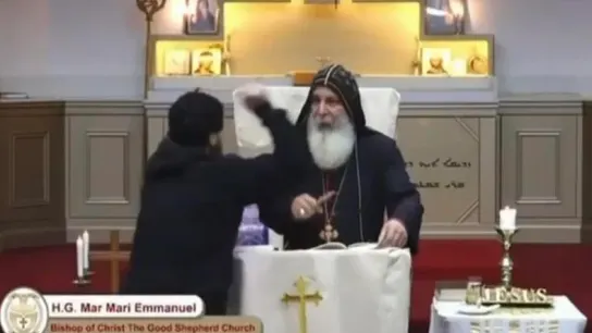 Momento en el que el agresor apuñala a un sacerdote en una iglesia de Sídney Momento en el que el agresor apuñala a un sacerdote en una iglesia de Sídney