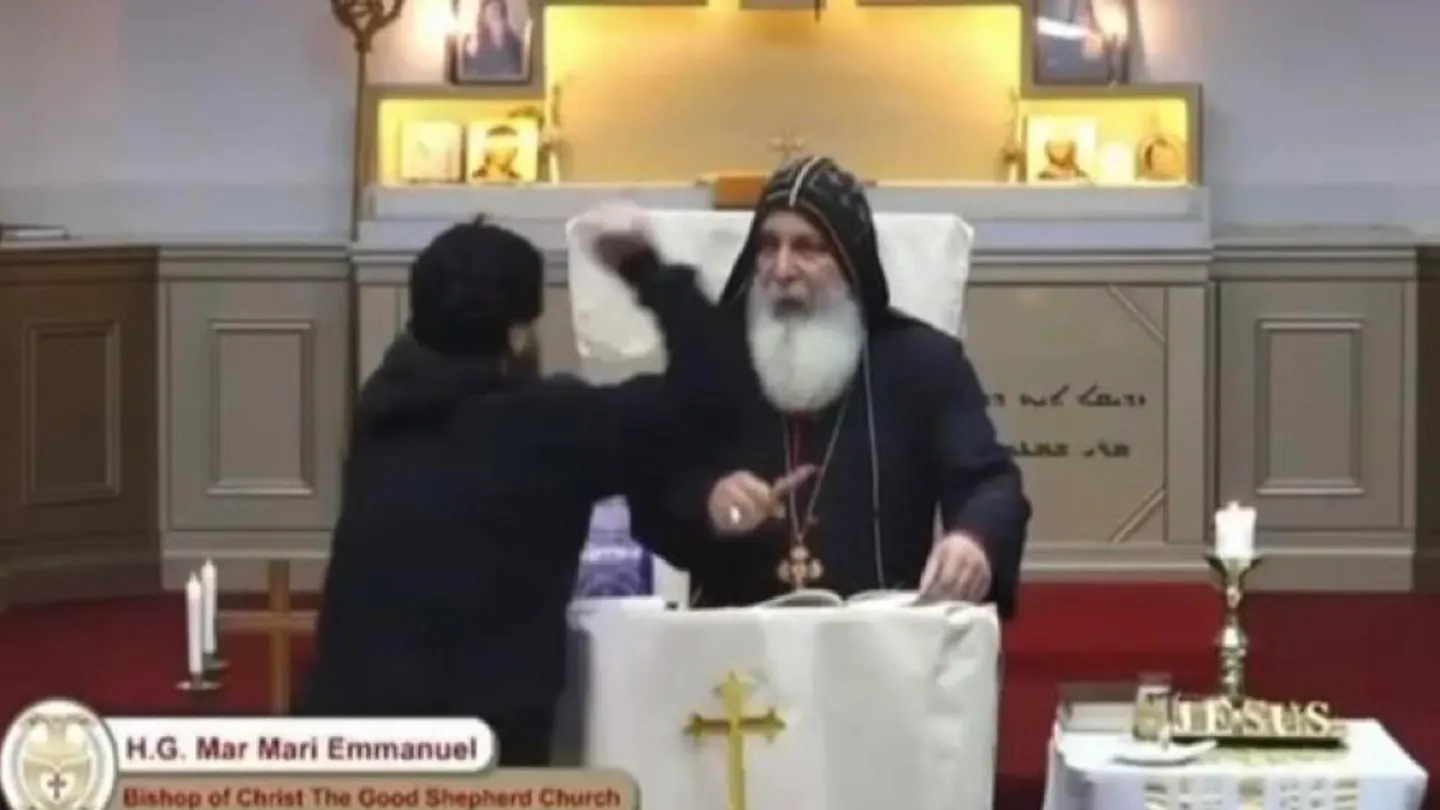 Momento en el que el agresor apuñala a un sacerdote en una iglesia de Sídney Momento en el que el agresor apuñala a un sacerdote en una iglesia de Sídney