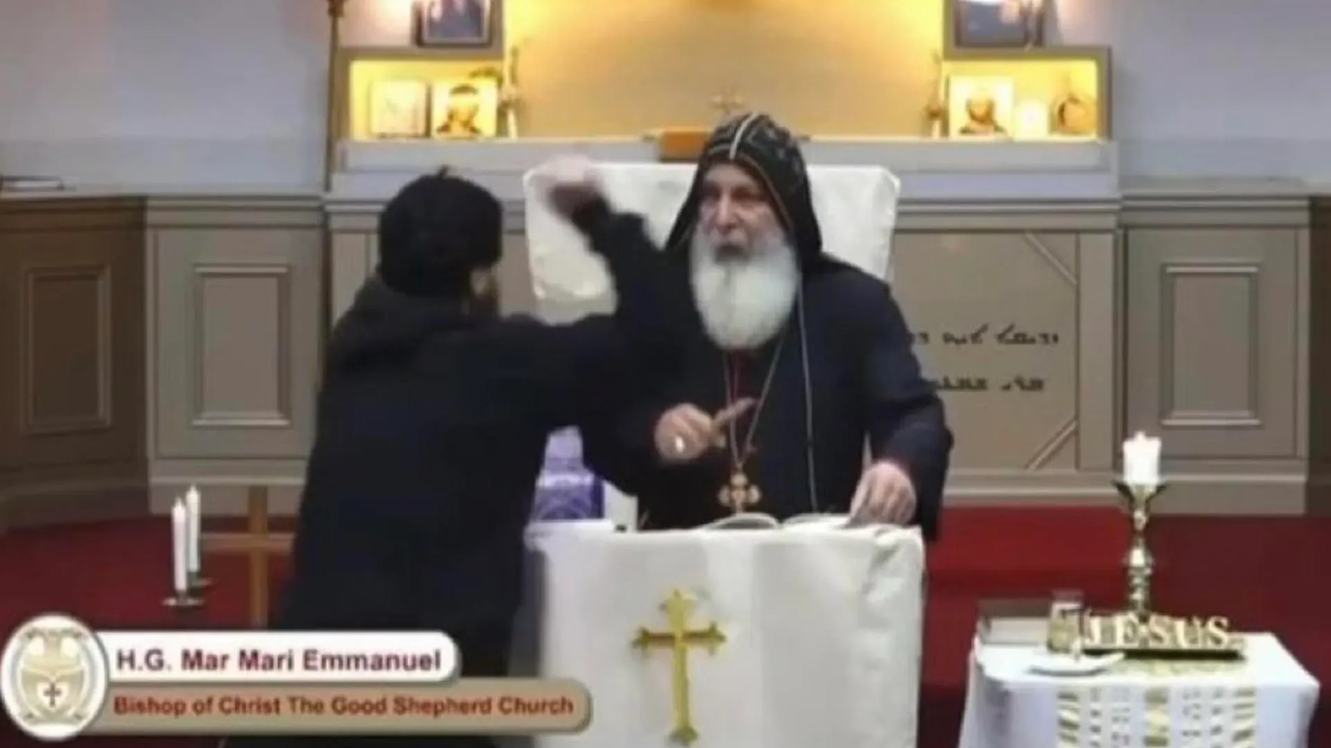 Momento en el que el agresor apuñala a un sacerdote en una iglesia de Sídney
