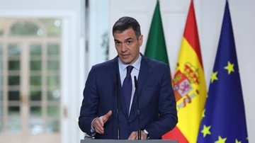 El presidente del Gobierno, Pedro Sánchez ofrece una rueda de prensa junto al primer ministro de la República de Portugal, Luís Montenegro, tras su encuentro este lunes en el Palacio de la Moncloa. 