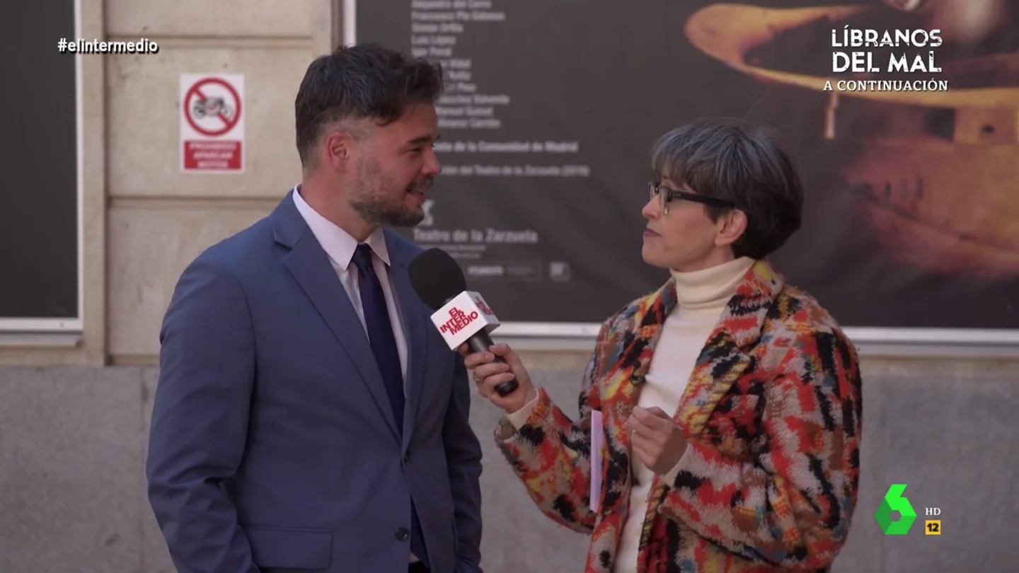 Gabriel Rufián desvela a Thais Villas que "Bisbal me flipa" y le canta en directo: "Con el alma en pie..." ¿Cuál fue su primer concierto? ¿Cuál sería la actuación soñada que les queda por ver? Borja Sémper, Gabriel Rufián, Yolanda Díaz y Óscar Puente desvelan en este vídeo con Thais Villas sus gustos musicales más ocultos y soprendentes.