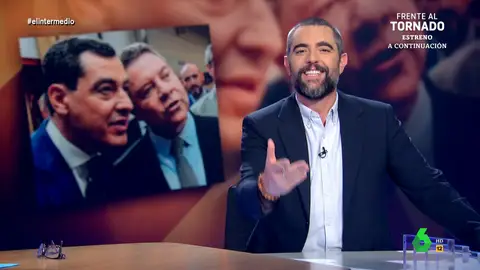 Dani Mateo analiza en este vídeo el momento en que Juanma Moreno se arranca a cantar el himno de Andalucía ante la atenta mirada del presidente de Castilla-La Mancha, Emiliano García Page: "Es manchego, así que ha decidido hacer de molino".