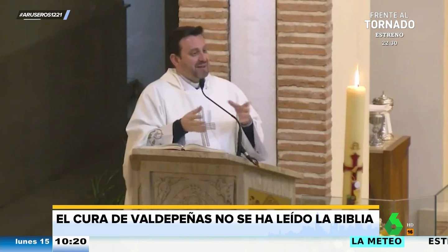 La surrealista confesión del cura de Valdepeñas: "Jamás me he leído la Biblia, me parece un rollo" La surrealista confesión del cura de Valdepeñas: "Jamás me he leído la Biblia, me parece un rollo"