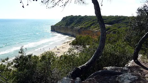 Cala Fonda, popularmente conocida como Waikiki (Tarragona) Cala Fonda, popularmente conocida como Waikiki (Tarragona)