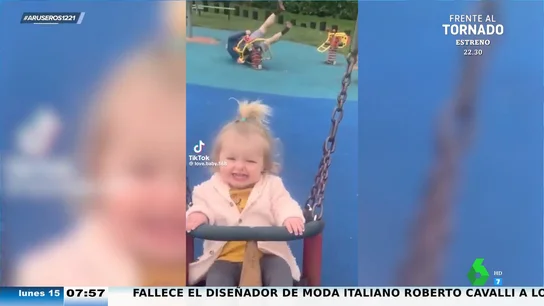 Cuando padre e hija van al parque y a quien hay que vigilar es al adulto: el tremendo golpe que se da el hombre con el columpio Cuando padre e hija van al parque y a quien hay que vigilar es al adulto: el tremendo golpe que se da el hombre con el columpio