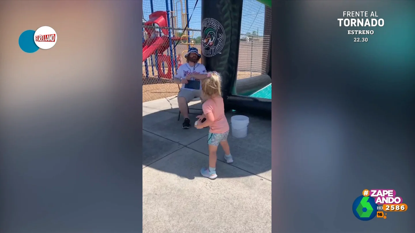 Una niña demuestra ser un 'portento' del béisbol gracias a una puntería que la ha hecho viral Una niña demuestra ser un 'portento' del béisbol gracias a una puntería que la ha hecho viral