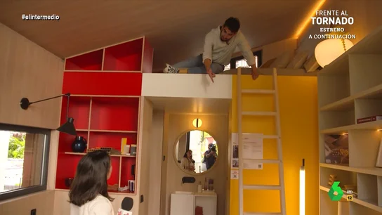 Isma Juárez, al probar una cama en el techo en 'Casa Decor' Isma Juárez descubre las últimas tendencias en decoración en 'Casa Decor', desde cocinas con la última tecnología, hasta jardines con materiales reciclados. Además, consigue que un experto le 'asesore' sobre dónde poner su foto de la comunión.