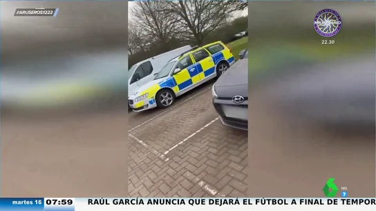 Un policía es engañado por un pájaro que imita el sonido de la sirena de su coche Un policía es engañado por un pájaro que imita el sonido de la sirena de su coche