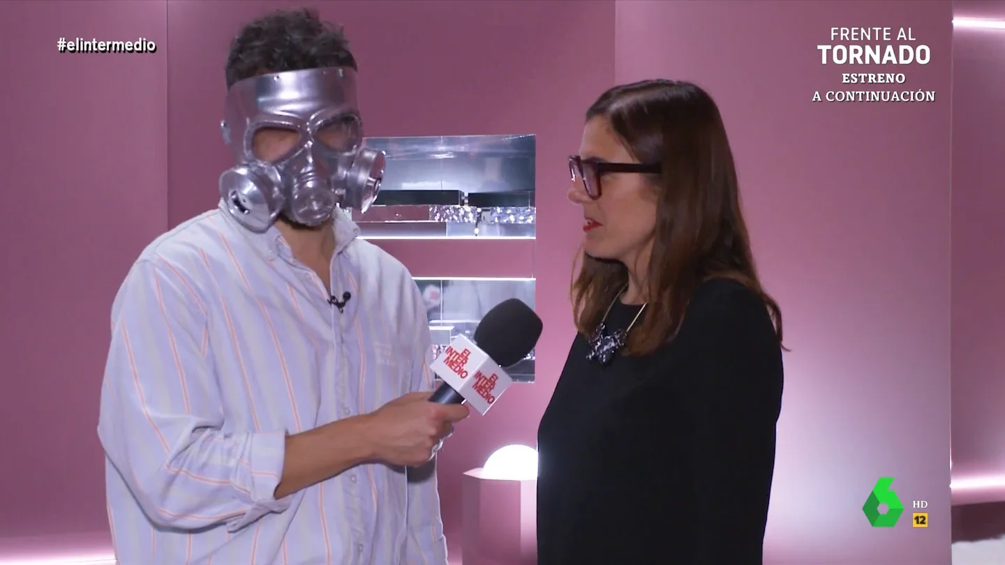 Isma Juárez, a la responsable de un búnker en 'Casa Decor' Isma Juárez visita uno de los espacios más curiosos de 'Casa Decor'. Se trata de un búnker con máscaras antigás cromadas, bañeras de diseño y música con "gemidos" especialmente compuesta para el lugar, como explica en este vídeo su responsable.