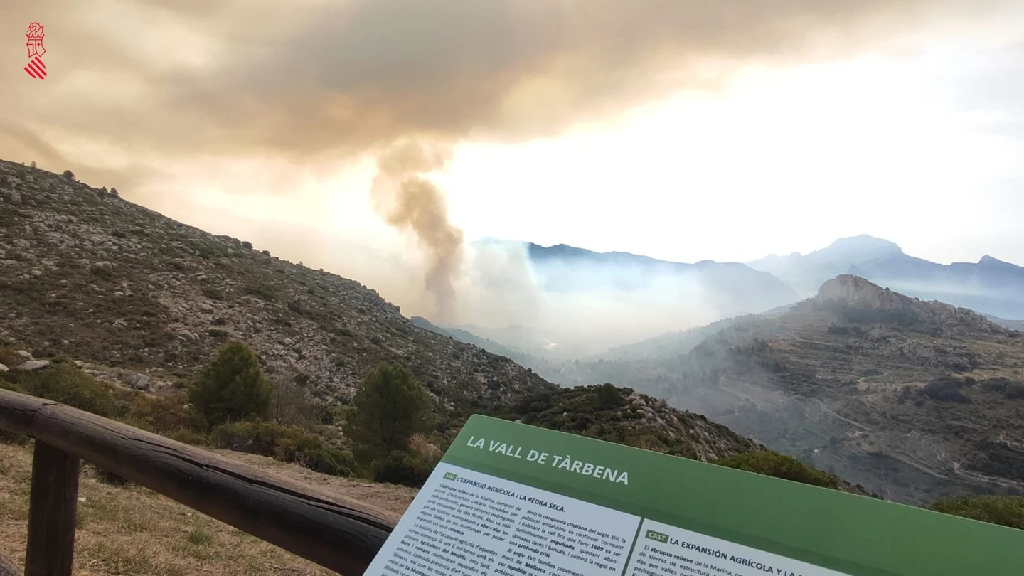 El incendio de Tàrbena evoluciona favorablemente y ya no hay llama en el perímetro El incendio de Tàrbena evoluciona favorablemente y ya no hay llama en el perímetro