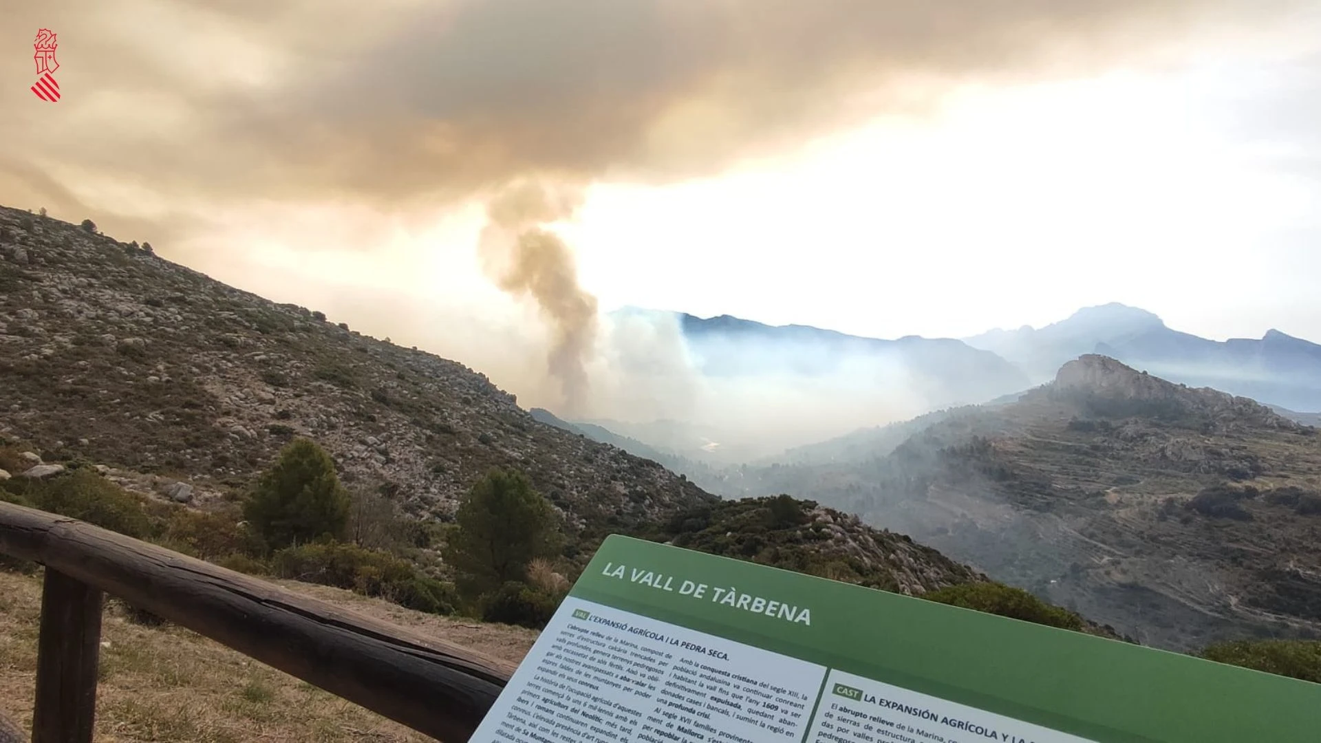 El incendio de Tàrbena evoluciona favorablemente y ya no hay llama en el perímetro