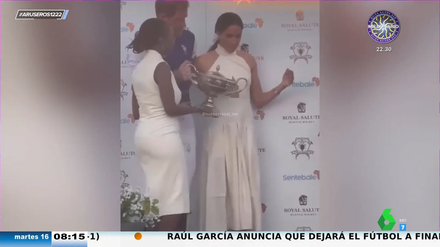 El incómodo momento de Meghan Markle con una mujer que se pone junto Harry para hacerse una foto El incómodo momento de Meghan Markle con una mujer que se pone junto Harry para hacerse una foto