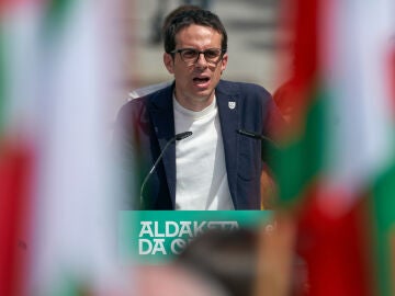 El candidato de EH Bildu a Lehendakari Pello Otxandiano participa en un acto electoral