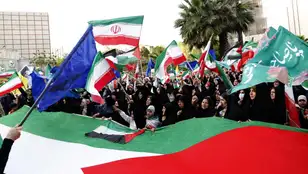 Los iraníes celebran el ataque de Irán a Israel en la plaza Palestina en Teherán