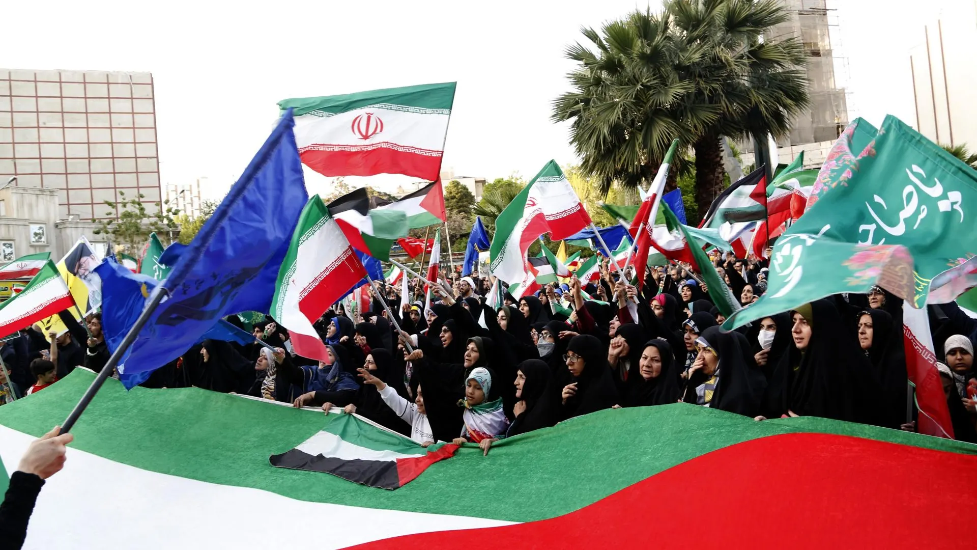 Los iraníes celebran el ataque de Irán a Israel en la plaza Palestina en Teherán