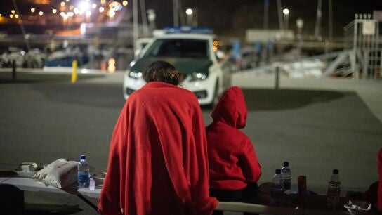 Imagen de archivo de dos inmigrantes rescatados por Salvamento Mar&iacute;timo en Canarias, uno de ellos menor. 