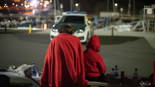 Imagen de archivo de dos inmigrantes rescatados por Salvamento Marítimo en Canarias, uno de ellos menor. Imagen de archivo de dos inmigrantes rescatados por Salvamento Marítimo en Canarias, uno de ellos menor.