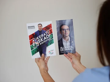 Propaganda electoral del PNV y de EH Bildu, con imágenes de sus candidatos, Imanol Pradales y Pello Otxandiano, respectivamente Propaganda electoral del PNV y de EH Bildu, con imágenes de sus candidatos, Imanol Pradales y Pello Otxandiano, respectivamente