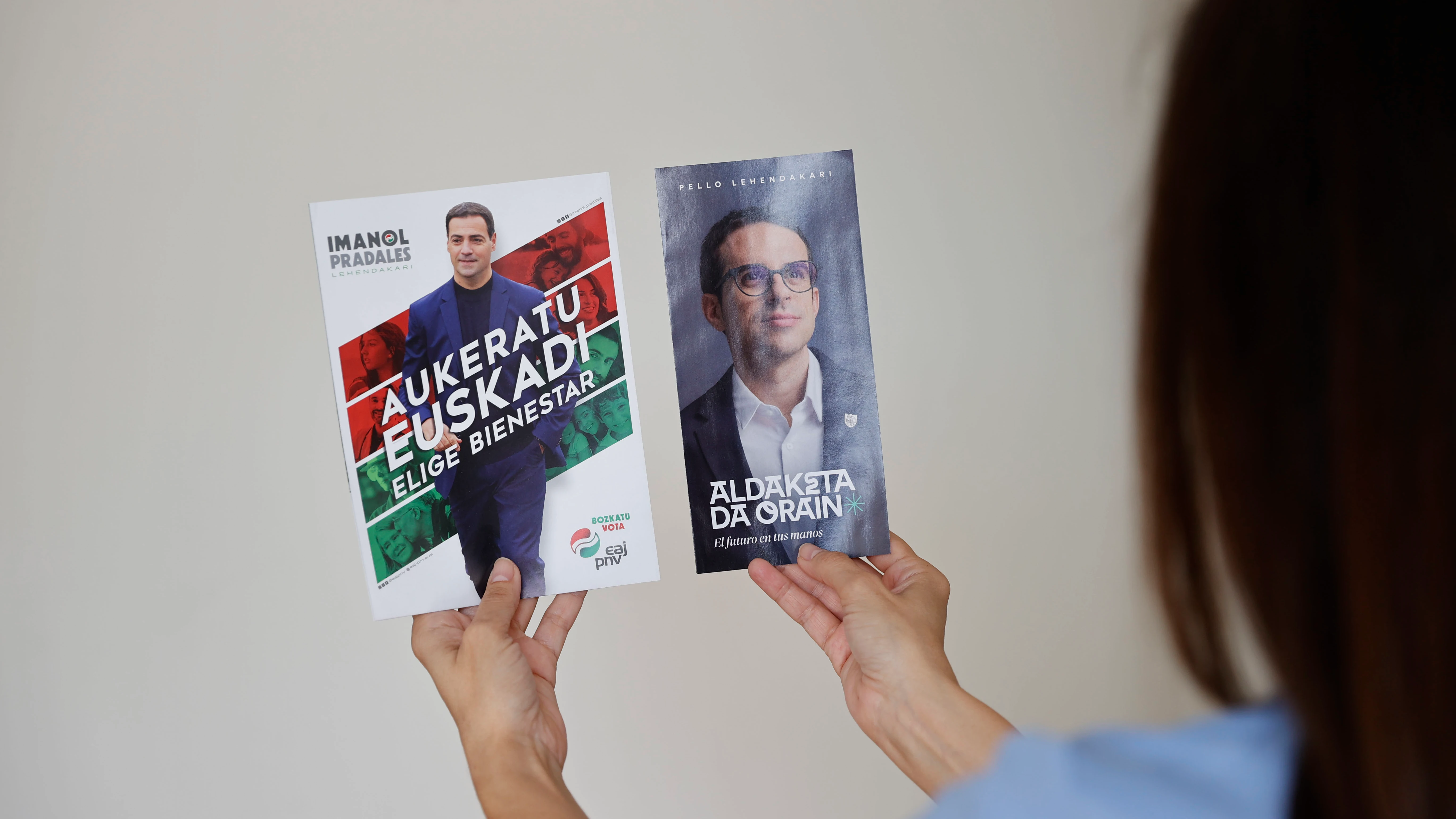Propaganda electoral del PNV y de EH Bildu, con imágenes de sus candidatos, Imanol Pradales y Pello Otxandiano, respectivamente