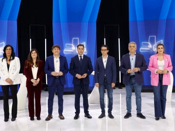 Los candidatos a lehendakari (i-d) por Vox, Amaia Mart&iacute;nez, por Podemos, Miren Gorrotxategi, por el PSE-PSOE, Eneko Andueza, por el PNV, Imanol Pradales, por EH-Bildu, Pello Otxandiano, por el PP, Javier de Andr&eacute;s, y por Sumar, Alba Garc&iacute;a, a su llegada a la sede de ETB para participar en un debate electoral, hoy martes en Bilbao.