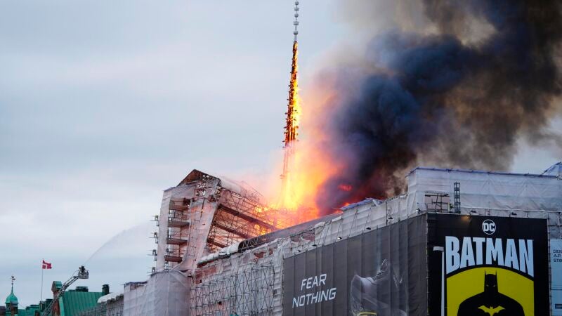 Las llamas y el humo se elevan desde la antigua Bolsa de Copenhague